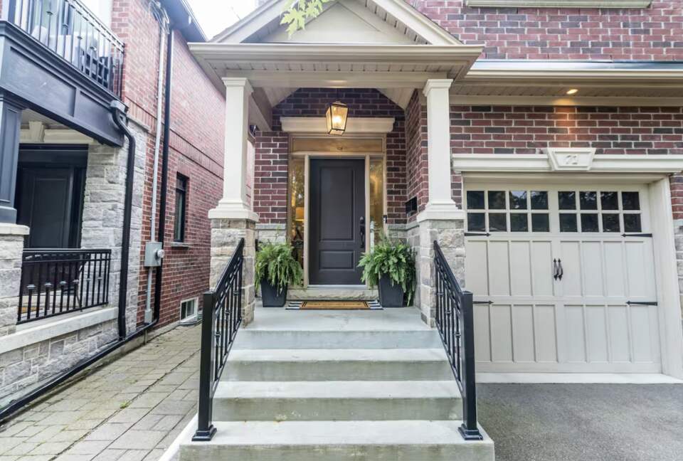 Executive Suburban Townhouse - Etobicoke, Canada