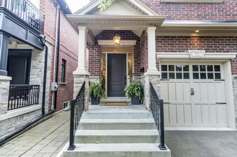 Executive Suburban Townhouse - Etobicoke, Canada
