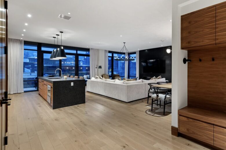Snowmass Escape: Stylish 3-Bedroom with Stunning Mountain Views - Snowmass Village, United States