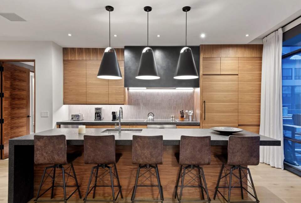 Snowmass Escape: Stylish 3-Bedroom with Stunning Mountain Views - Snowmass Village, United States