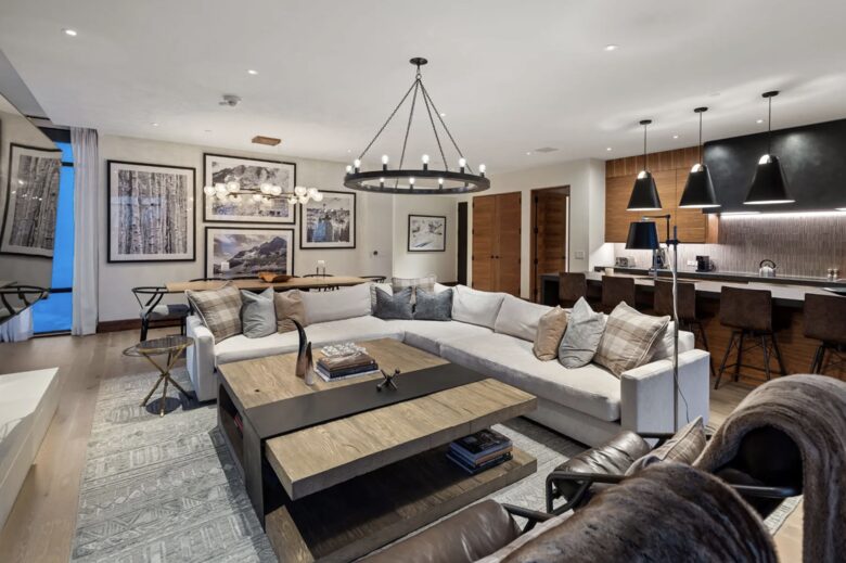 Snowmass Escape: Stylish 3-Bedroom with Stunning Mountain Views - Snowmass Village, United States