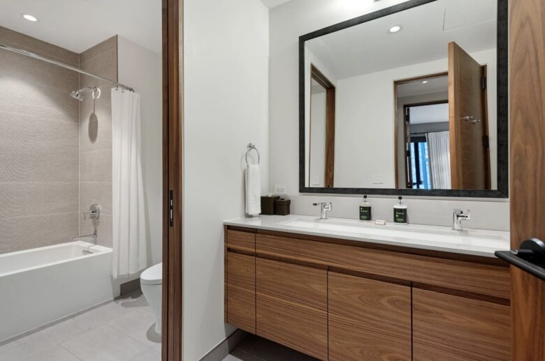 Snowmass Escape: Stylish 3-Bedroom with Stunning Mountain Views - Snowmass Village, United States