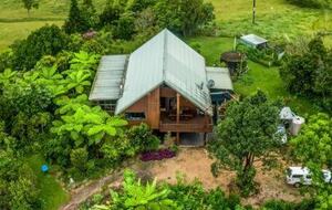 Treetops Sanctuary | Luxury Treehouse - Jaggan, Australia