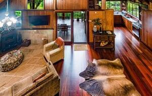 Treetops Sanctuary | Luxury Treehouse - Jaggan, Australia