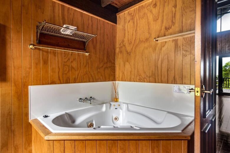 Treetops Sanctuary | Luxury Treehouse - Jaggan, Australia