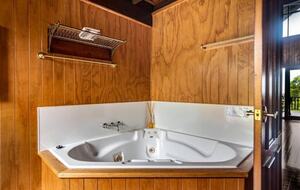 Treetops Sanctuary | Luxury Treehouse - Jaggan, Australia