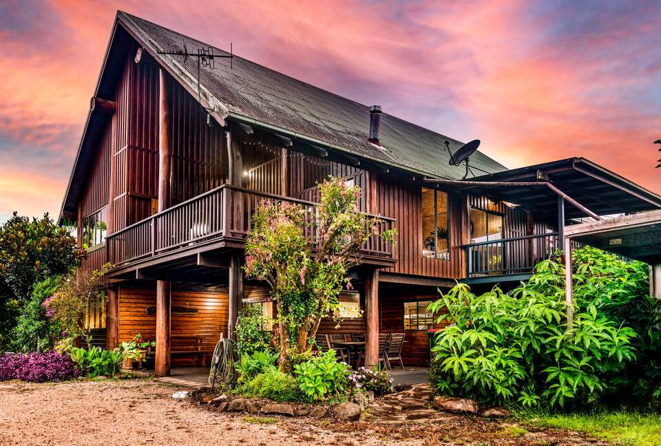 Treetops Sanctuary | Luxury Treehouse - Jaggan, Australia