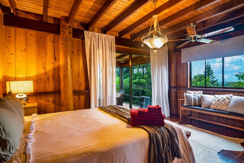 Treetops Sanctuary | Luxury Treehouse - Jaggan, Australia