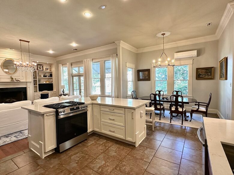 Charming Downtown Covington Retreat - Covington, Louisiana
