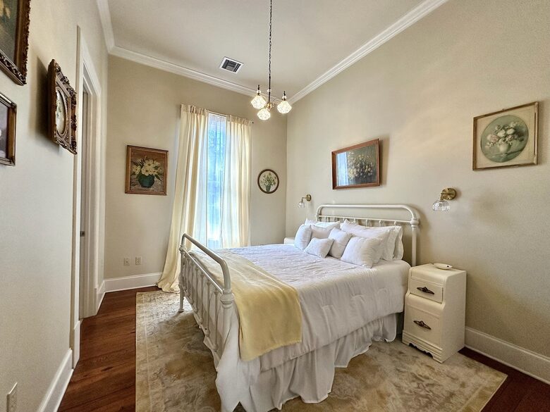 Charming Downtown Covington Retreat - Covington, Louisiana