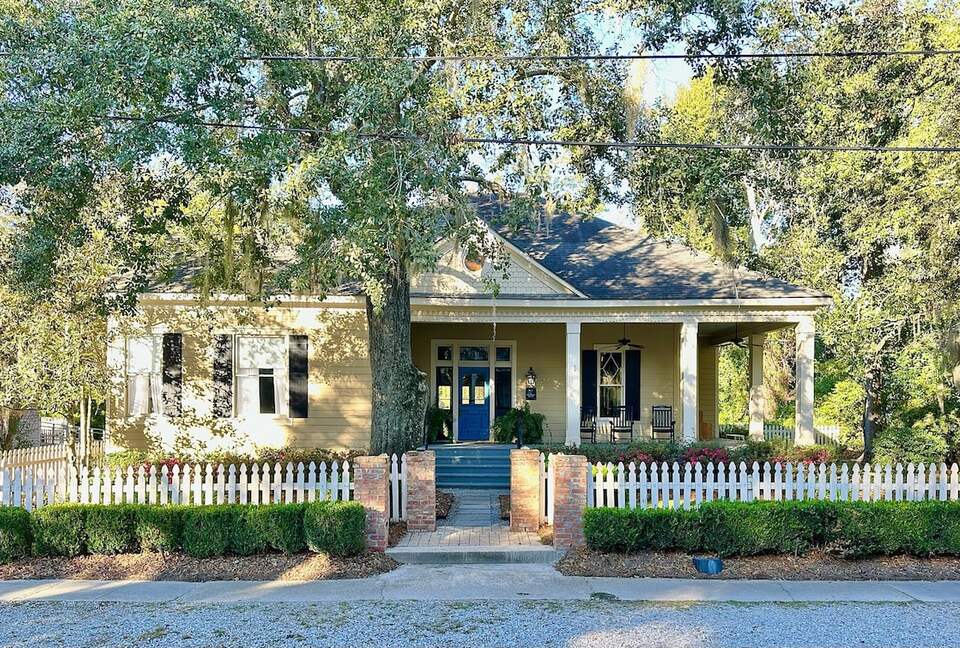 Charming Downtown Covington Retreat - Covington, Louisiana
