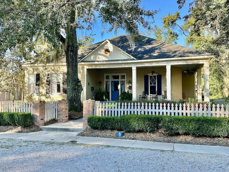 Charming Downtown Covington Retreat - Covington, Louisiana
