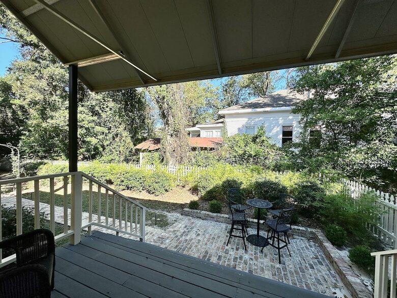 Charming Downtown Covington Retreat - Covington, Louisiana