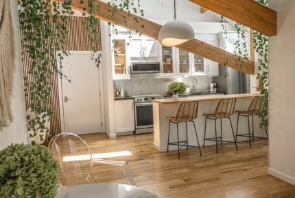 Designer 3BR Treehouse w/ Soaking Tub & Skylights - Wilton, Connecticut