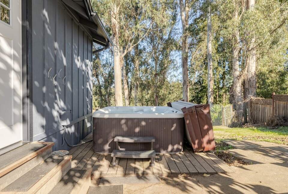 Hidden Lake House With Hot Tub & Views - Watsonville, California