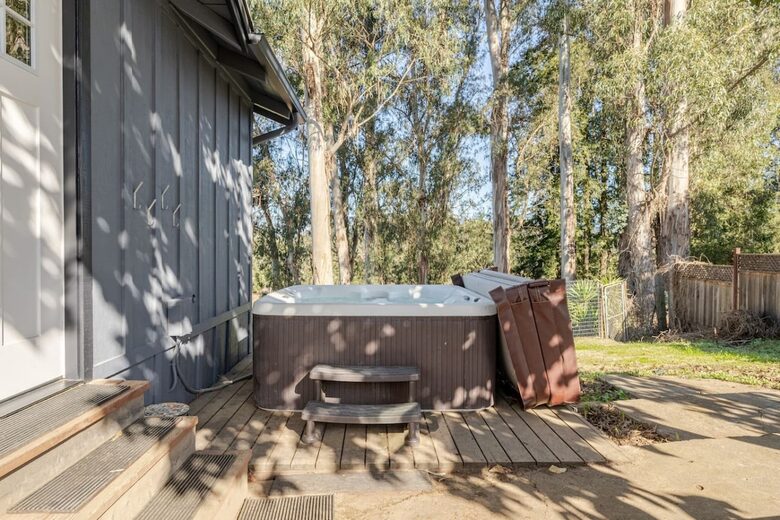 Hidden Lake House With Hot Tub & Views - Watsonville, California