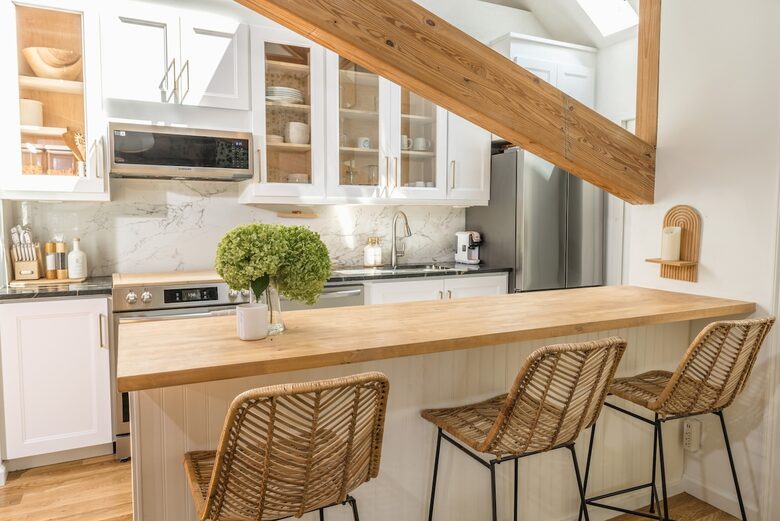 Designer 3BR Treehouse w/ Soaking Tub & Skylights - Wilton, Connecticut