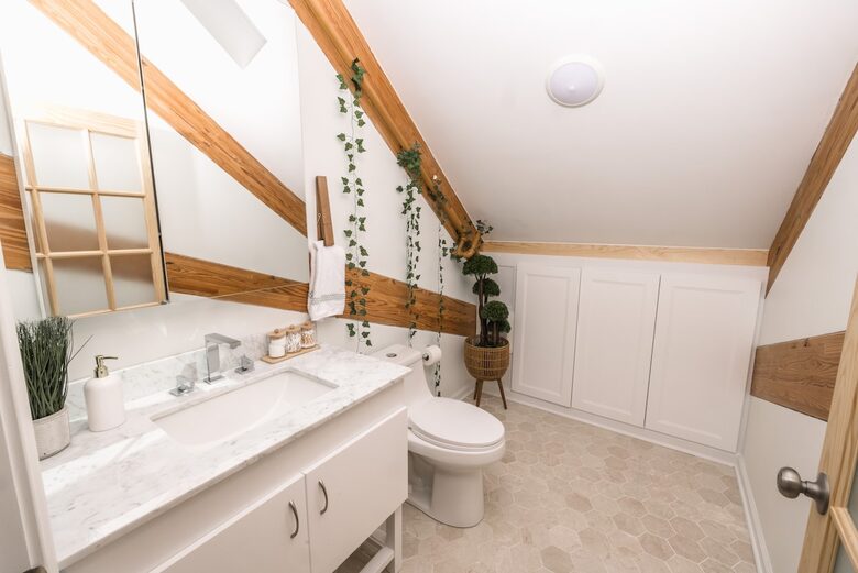 Designer 3BR Treehouse w/ Soaking Tub & Skylights - Wilton, Connecticut