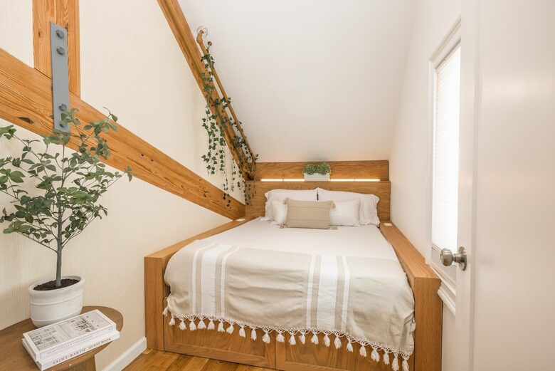 Designer 3BR Treehouse w/ Soaking Tub & Skylights - Wilton, Connecticut