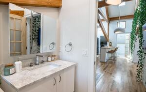A Design-Led Treetop Retreat for Quiet Connecticut Weekends - Wilton, Connecticut