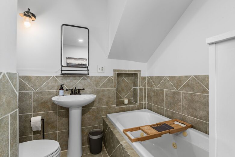 Farmington Countryside Retreat with Private Pond - Farmington, Missouri