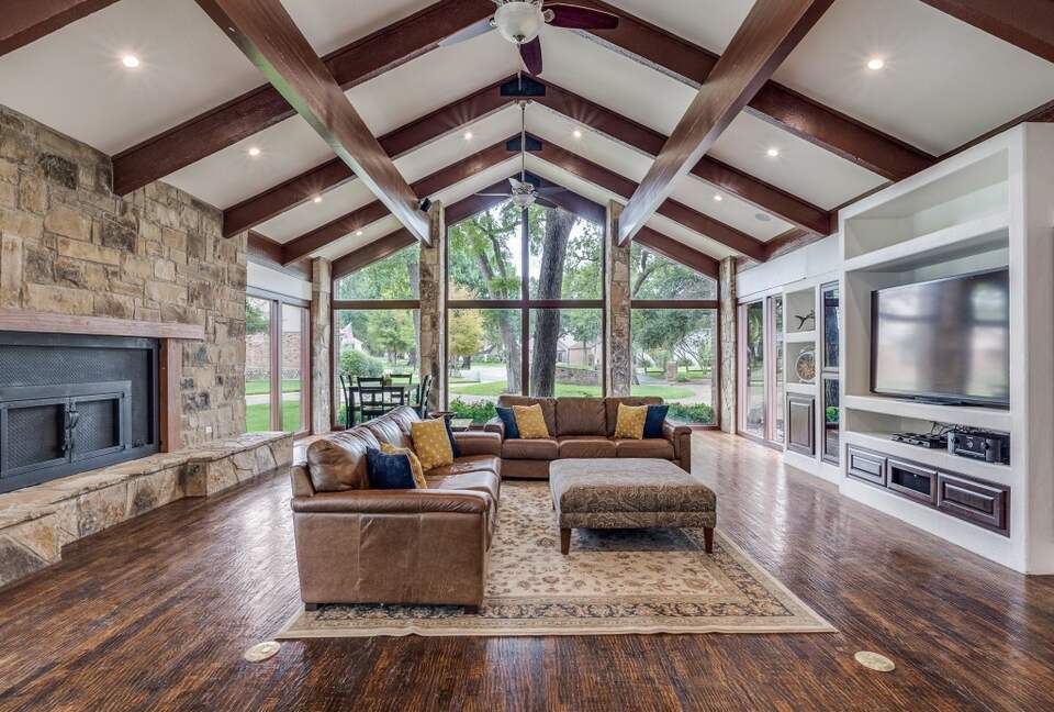 Expansive Dallas Retreat with Outdoor Paradise - Irving, Texas