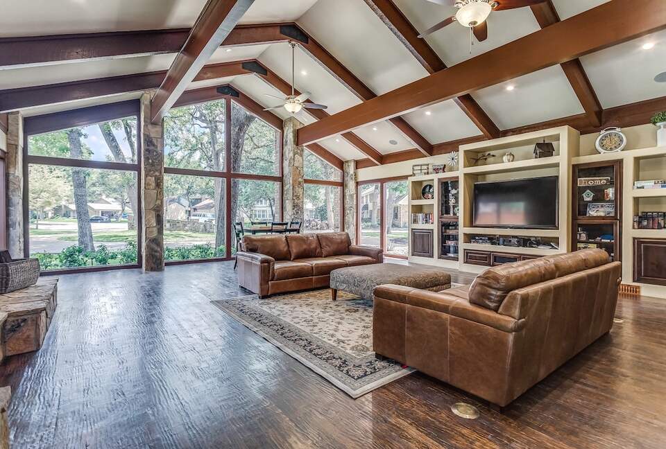 Expansive Dallas Retreat with Outdoor Paradise - Irving, Texas