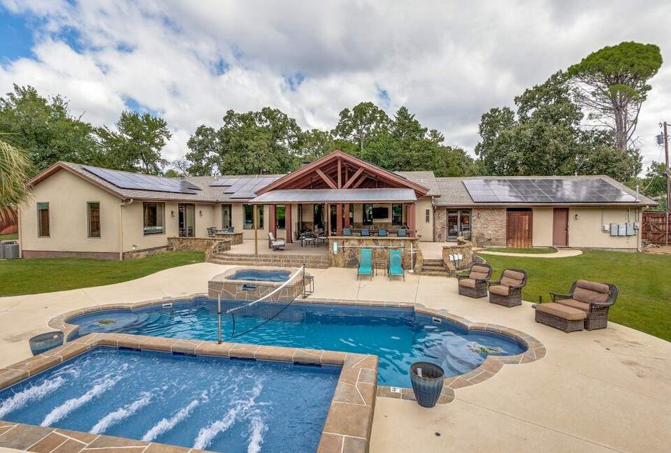 Expansive Dallas Retreat with Outdoor Paradise - Irving, Texas
