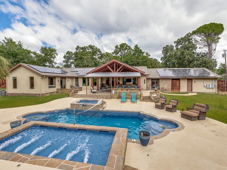 Expansive Dallas Retreat with Outdoor Paradise - Irving, Texas