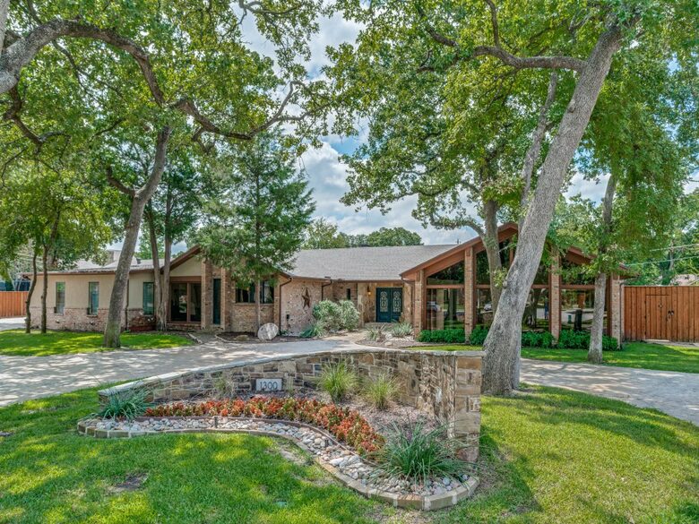 Expansive Dallas Retreat with Outdoor Paradise - Irving, Texas