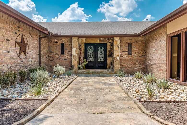 Expansive Dallas Retreat with Outdoor Paradise - Irving, Texas