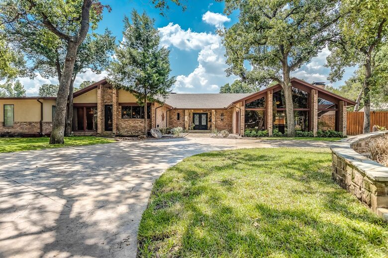 Expansive Dallas Retreat with Outdoor Paradise - Irving, Texas