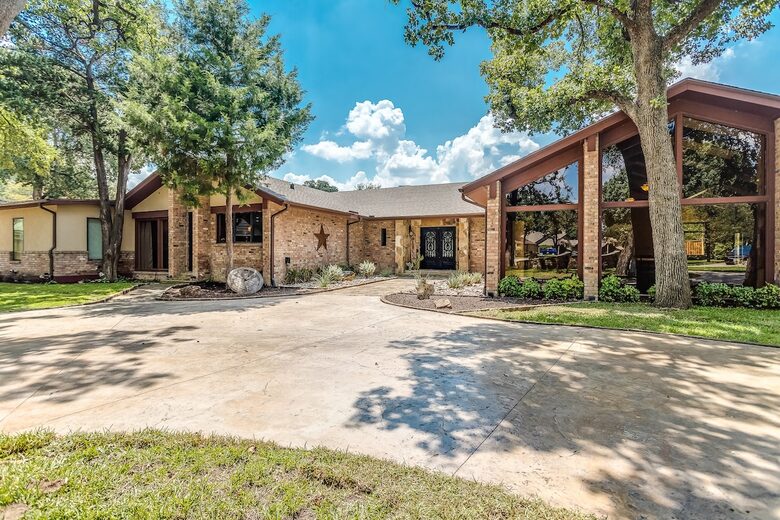 Expansive Dallas Retreat with Outdoor Paradise - Irving, Texas