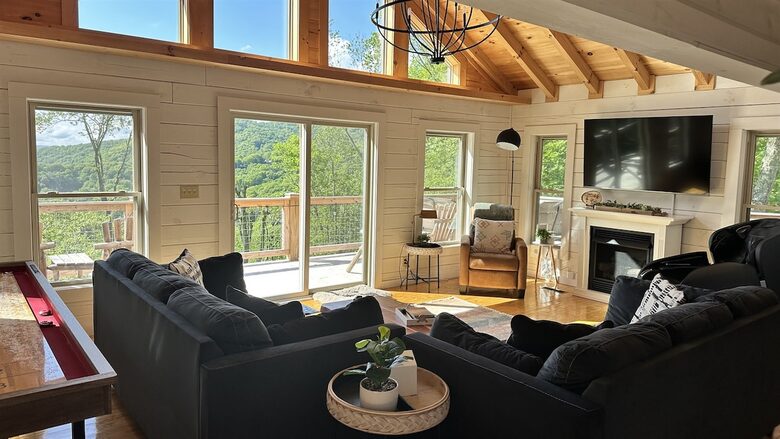 TIMBER RIDGE RETREAT-with Private Theater, Hot Tub & Game Room, Mountain Views - Mars Hill, North Carolina