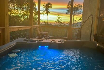 TIMBER RIDGE RETREAT-with Private Theater, Hot Tub & Game Room, Mountain Views - Mars Hill, North Carolina