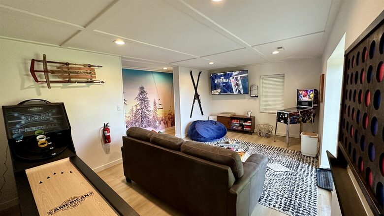 TIMBER RIDGE RETREAT-with Private Theater, Hot Tub & Game Room, Mountain Views - Mars Hill, North Carolina