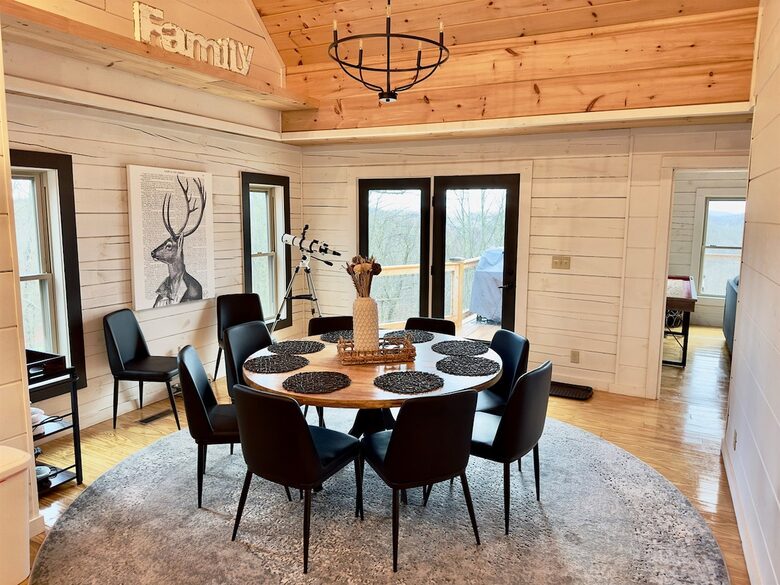 TIMBER RIDGE RETREAT-with Private Theater, Hot Tub & Game Room, Mountain Views - Mars Hill, North Carolina