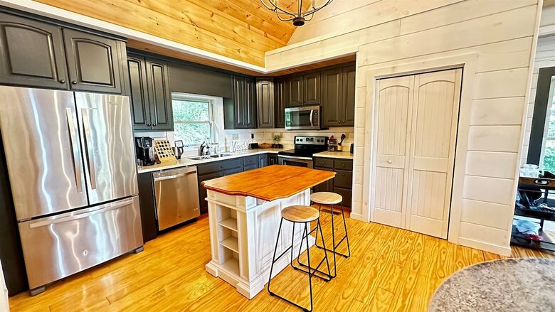 TIMBER RIDGE RETREAT-with Private Theater, Hot Tub & Game Room, Mountain Views - Mars Hill, North Carolina