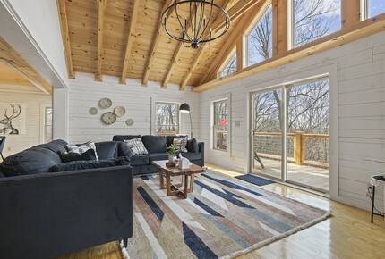TIMBER RIDGE RETREAT-with Private Theater, Hot Tub & Game Room, Mountain Views - Mars Hill, North Carolina