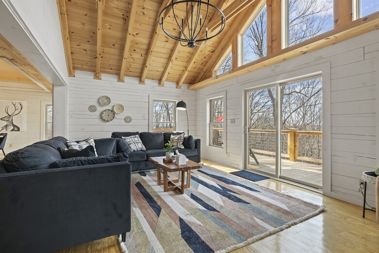 TIMBER RIDGE RETREAT-with Private Theater, Hot Tub & Game Room, Mountain Views - Mars Hill, North Carolina