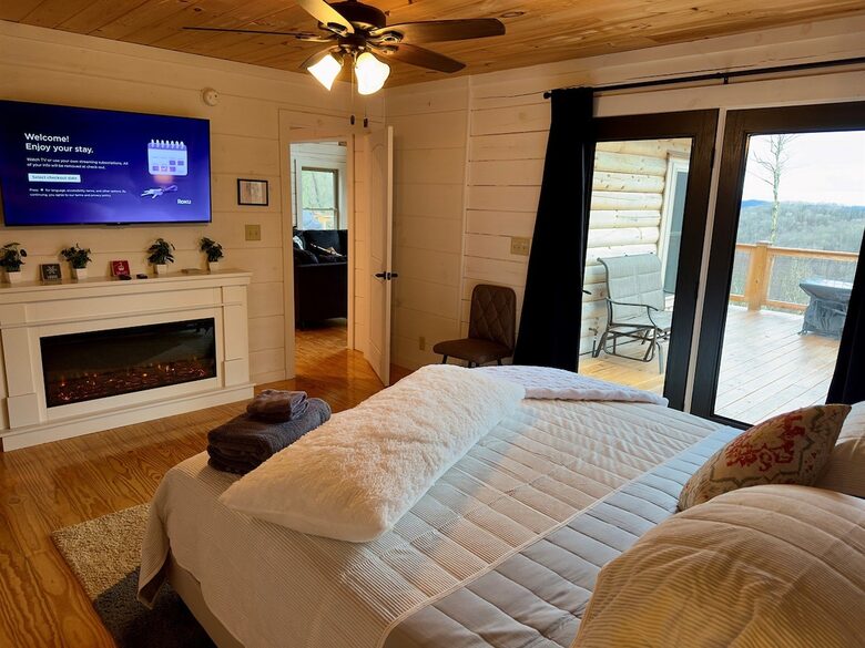TIMBER RIDGE RETREAT-with Private Theater, Hot Tub & Game Room, Mountain Views - Mars Hill, North Carolina