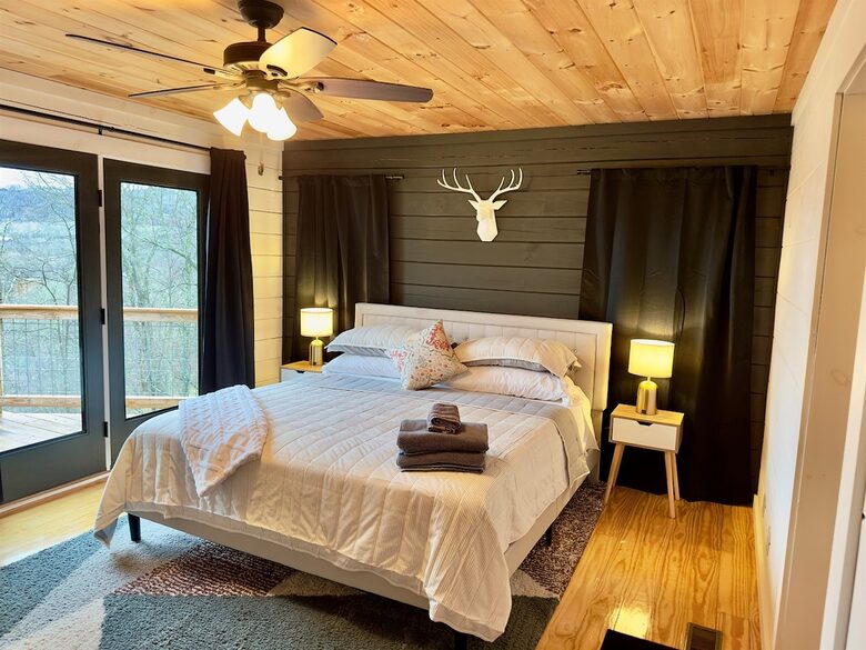 TIMBER RIDGE RETREAT-with Private Theater, Hot Tub & Game Room, Mountain Views - Mars Hill, North Carolina
