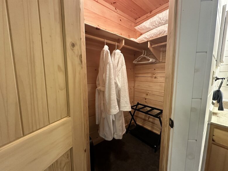 TIMBER RIDGE RETREAT-with Private Theater, Hot Tub & Game Room, Mountain Views - Mars Hill, North Carolina