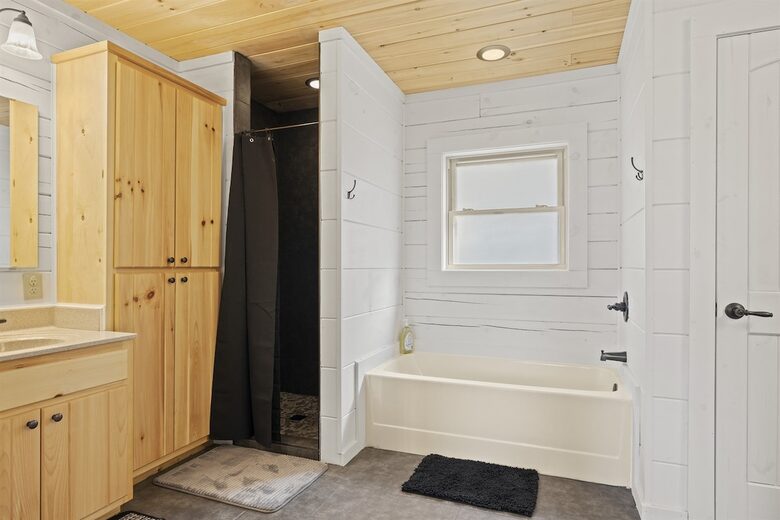 TIMBER RIDGE RETREAT-with Private Theater, Hot Tub & Game Room, Mountain Views - Mars Hill, North Carolina