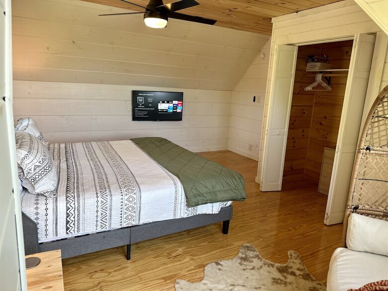 TIMBER RIDGE RETREAT-with Private Theater, Hot Tub & Game Room, Mountain Views - Mars Hill, North Carolina