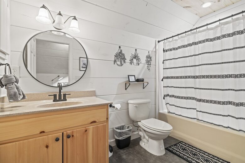 TIMBER RIDGE RETREAT-with Private Theater, Hot Tub & Game Room, Mountain Views - Mars Hill, North Carolina