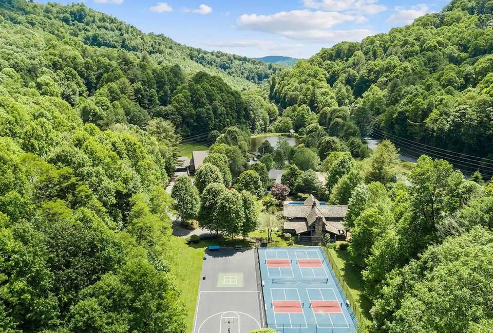 TIMBER RIDGE RETREAT-with Private Theater, Hot Tub & Game Room, Mountain Views - Mars Hill, North Carolina