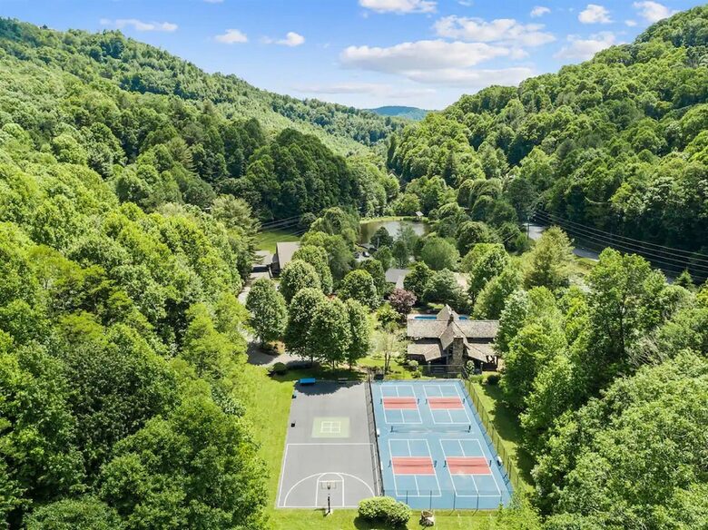 TIMBER RIDGE RETREAT-with Private Theater, Hot Tub & Game Room, Mountain Views - Mars Hill, North Carolina