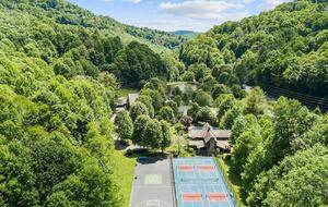 TIMBER RIDGE RETREAT-with Private Theater, Hot Tub & Game Room, Mountain Views - Mars Hill, North Carolina