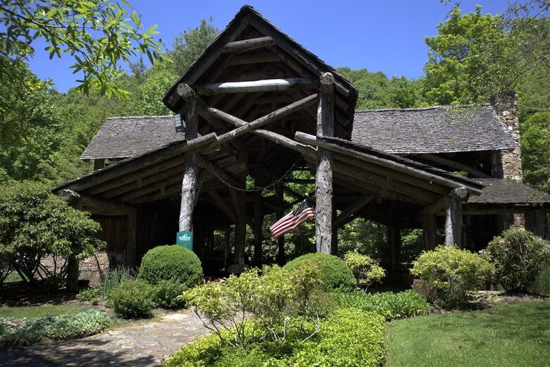 TIMBER RIDGE RETREAT-with Private Theater, Hot Tub & Game Room, Mountain Views - Mars Hill, North Carolina